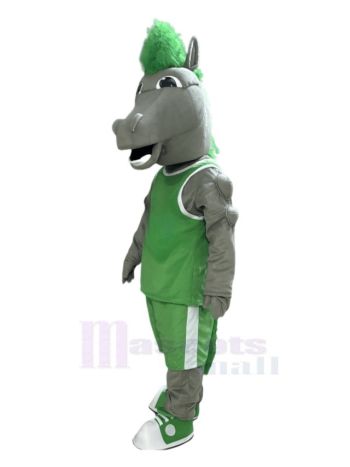 Grauer Mustang Pferd Maskottchen Kostüm Tier im grünen Trikot