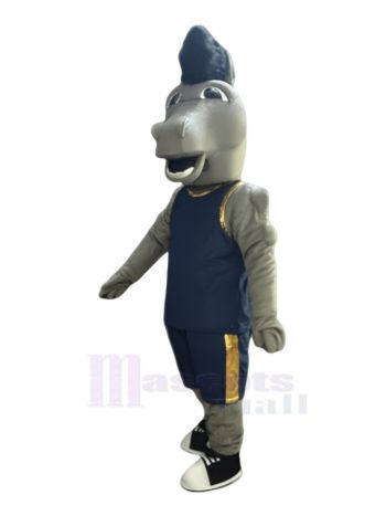 Mustang Pferd in dunkelblauer Sportbekleidung Maskottchenkostüm