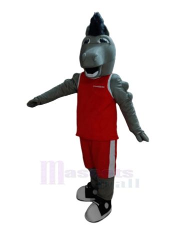 Graues Mustang Pferd in rotem Trikot Maskottchen Kostüm